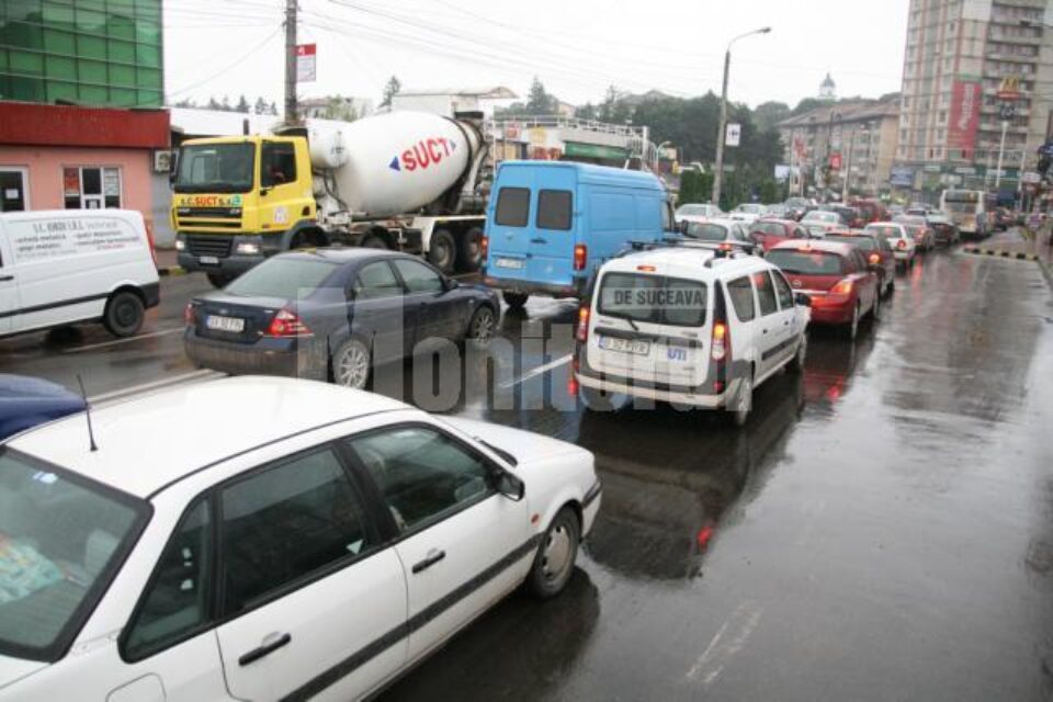Străzile din Centru, pe care trebuia deviat traficul, s-au dovedit incapabile să preia un flux atât de mare de mașini Străzile din Centru, pe care trebuia deviat traficul, s-au dovedit incapabile să preia un flux atât de mare de mașini
