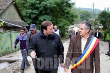 Președintele Consiliului Județean Suceava, Gheorghe Flutur, și primarul comunei Hârtop, Toader Grădinariu