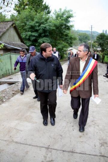 Președintele Consiliului Județean Suceava, Gheorghe Flutur, și primarul comunei Hârtop, Toader Grădinariu