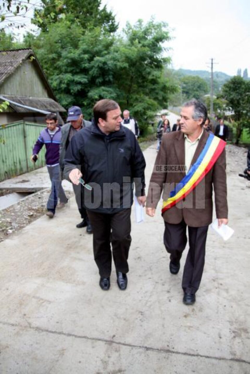 Președintele Consiliului Județean Suceava, Gheorghe Flutur, și primarul comunei Hârtop, Toader Grădinariu