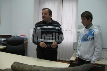 Gheorghe Flutur cu Ionuț Silviu Ursulean, care a găsit un fildeș de mamut pe malul pârâului Valea Brodinei