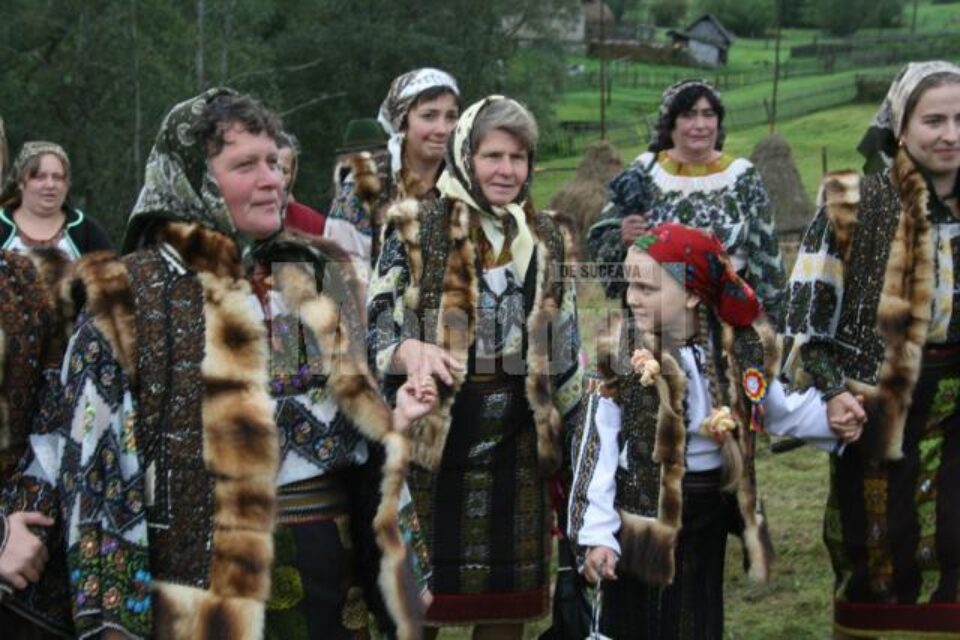 Locuitorii din Botoș încearcă să păstreze vii tradițiile