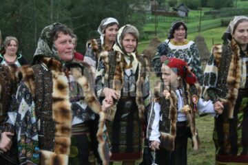 Locuitorii din Botoș încearcă să păstreze vii tradițiile