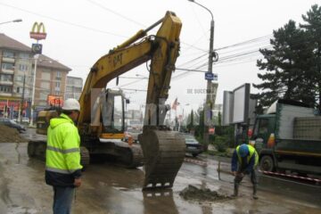 Asfaltul, spart cu târnăcopul, de ochii lumii