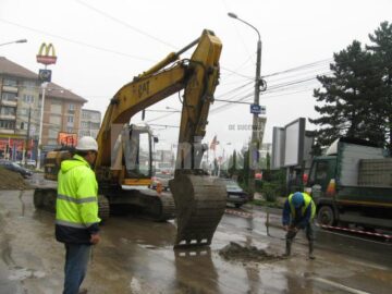 Asfaltul, spart cu târnăcopul, de ochii lumii