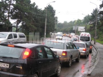 Trafic blocat din cauza închiderii a trei benzi de circulație pe bulevardul Ana Ipatescu