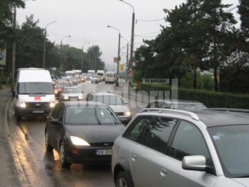 Trafic blocat din cauza închiderii a trei benzi de circulație pe bulevardul Ana Ipatescu