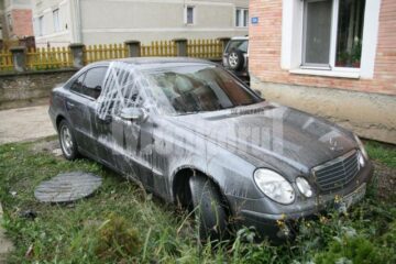 Acțiuni mafiote: Mașina polițistului de frontieră care a refuzat șpaga de la preotul contrabandist a fost incendiată