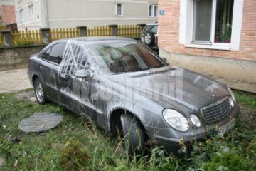 Mercedes-ul polițistului de frontieră era parcat chiar în fata geamului apartamentului acestuia