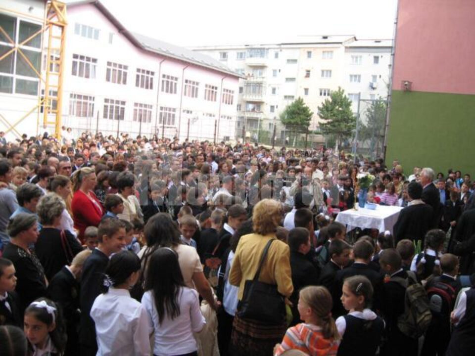 Peste 100.000 de elevi și alți aproximativ 25.000 de preșcolari încep de astăzi noul an școlar Peste 100.000 de elevi și alți aproximativ 25.000 de preșcolari încep de astăzi noul an școlar