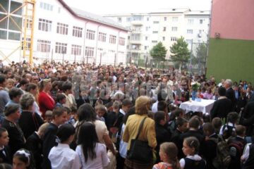Peste 100.000 de elevi și alți aproximativ 25.000 de preșcolari încep de astăzi noul an școlar