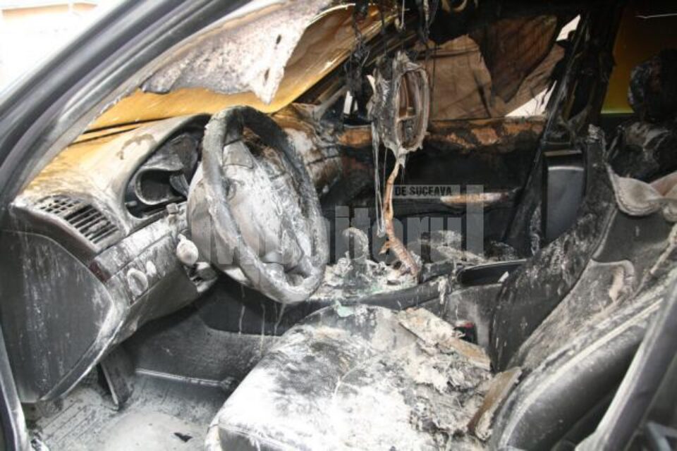 Autoturismul Mercedes al polițistului de frontieră Ilie Zahariuc a fost cuprins de flăcări după ce, din exterior, prin geam, a fost aruncată o sticlă de benzină, cu o cârpă aprinsă Autoturismul Mercedes al polițistului de frontieră Ilie Zahariuc a fost cuprins de flăcări după ce, din exterior, prin geam, a fost aruncată o sticlă de benzină, cu o cârpă aprinsă