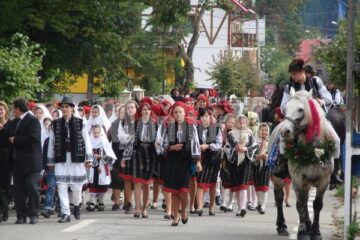 Parada portului popular în cadrul Festivalului Țara Fagului, ediția a doua
