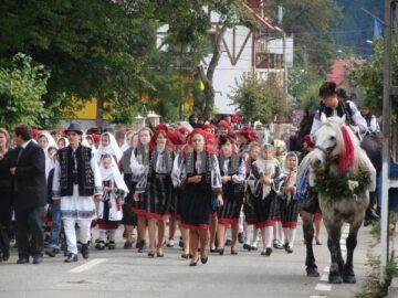 Parada portului popular în cadrul Festivalului Țara Fagului, ediția a doua