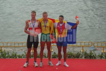 Ioan Prundeanu (dreapta) împreună cu câștigătorii locurilor I și II