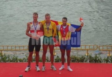 Ioan Prundeanu (dreapta) împreună cu câștigătorii locurilor I și II