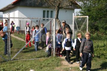 Puși să meargă pe jos 7 kilometri până la școală