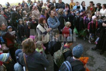 Curtea școlii din Costîna, plină de părinți nemulțumiți ca ISJ le-a desființat școala