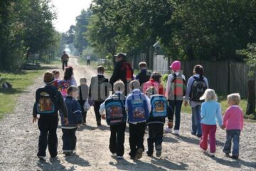 Puși să meargă pe jos 7 kilometri până la școală