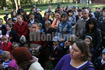 Curtea școlii din Costîna, plină de părinți nemulțumiți ca ISJ le-a desființat școala