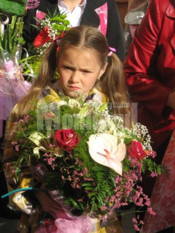 O floare intre flori la deschiderea anului scolar