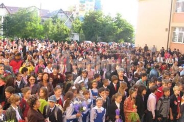Curtea Școlii Nr. 9 din Obcini, plină de lume la deschiderea de an școlar