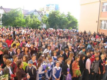 Curtea Școlii Nr. 9 din Obcini, plină de lume la deschiderea de an școlar