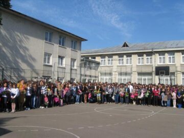 Careu de elevi in curtea CN Petru Rares