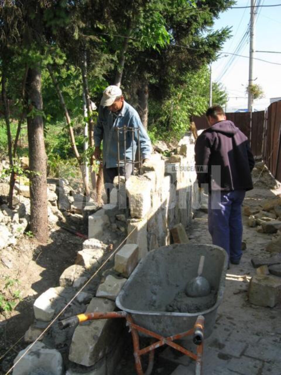 Partea zidită a gardului este executată din piatră de la cariera din Vama