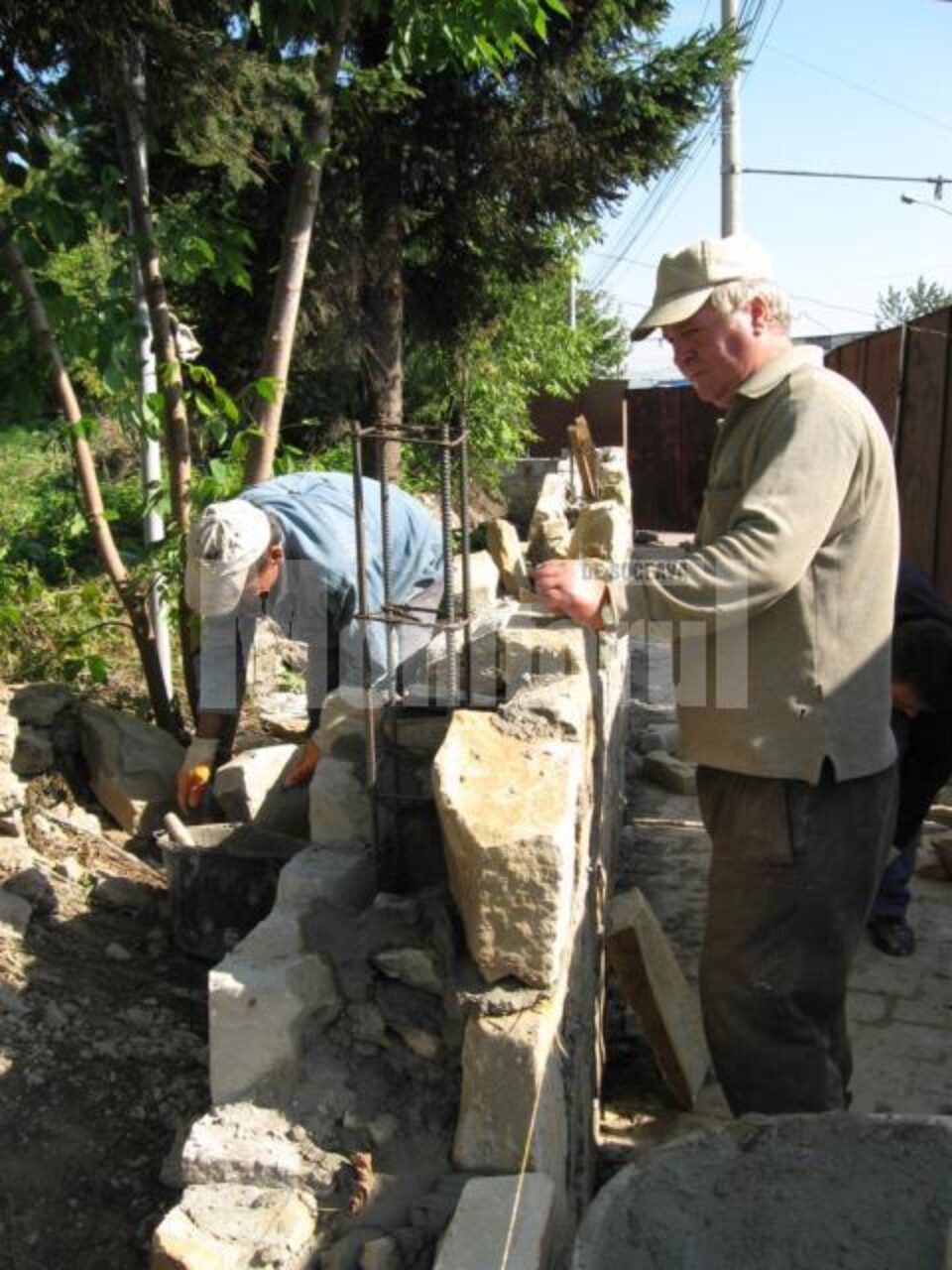 Gardul din piatră va fi supraînălțat cu o structură din fier forjat