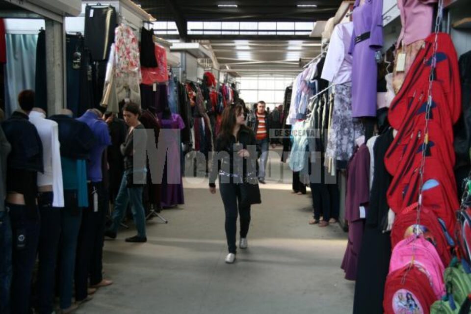 Bazarul din Suceava este locul în care se vinde aproape orice, însă comercianții au mai mulți vizitatori decât cumpărători Bazarul din Suceava este locul în care se vinde aproape orice, însă comercianții au mai mulți vizitatori decât cumpărători