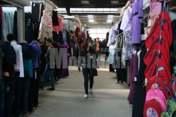 Bazarul din Suceava este locul în care se vinde aproape orice, însă comercianții au mai mulți vizitatori decât cumpărători