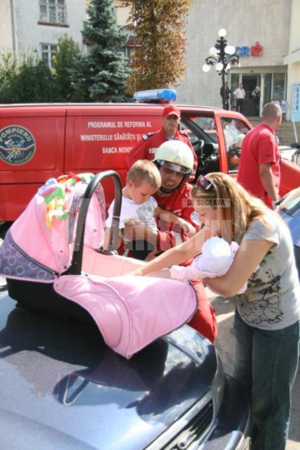 Intervenție: Bebeluș salvat de pompieri dintr-o mașină încuiată