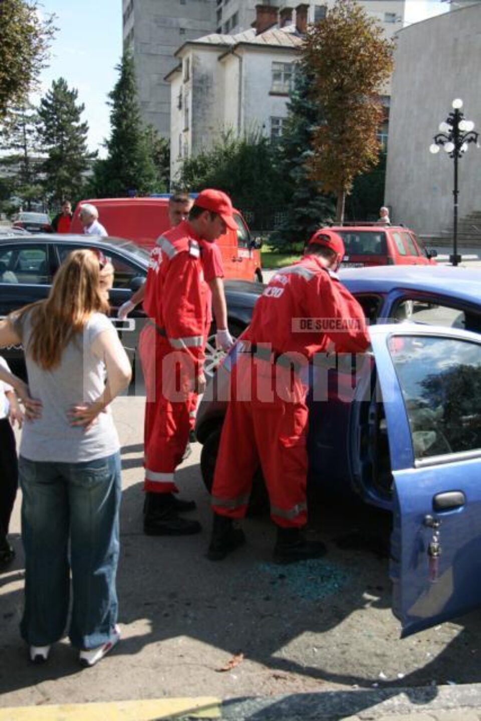 Pompierii au spart geamul lateral spate al mașinii
