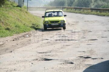 Șoferii ocolesc gropile pe unde pot