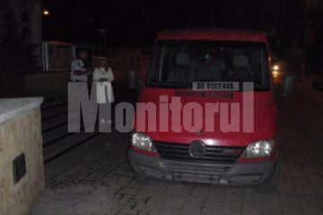 Microbuzul care făcea cursele ilegale, abandonat în fața sediului Primăriei Suceava