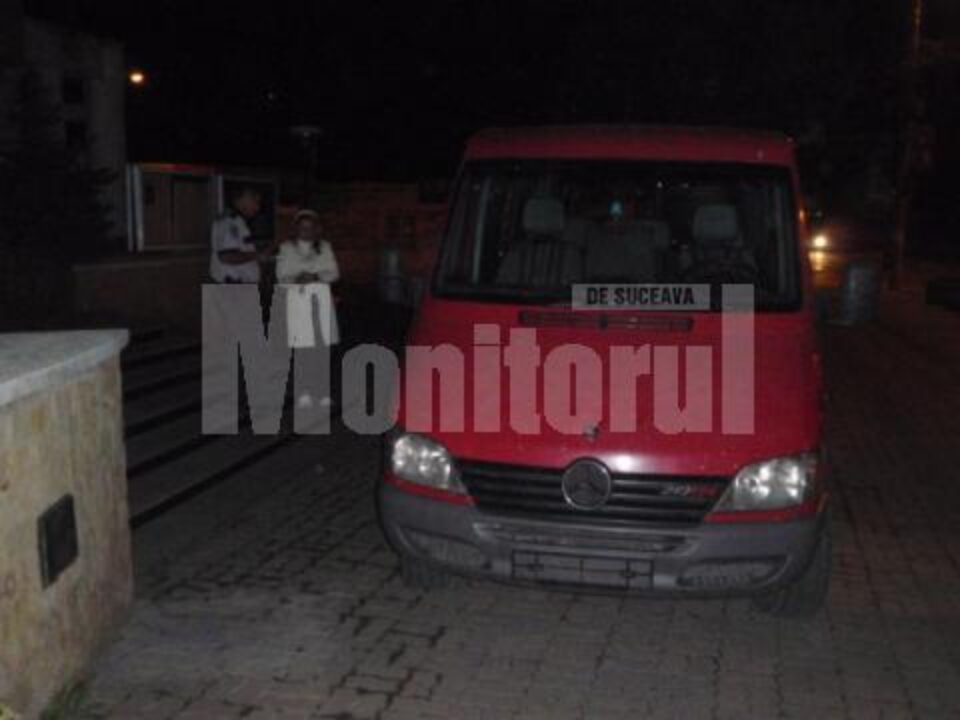 Microbuzul care făcea cursele ilegale, abandonat în fața sediului Primăriei Suceava