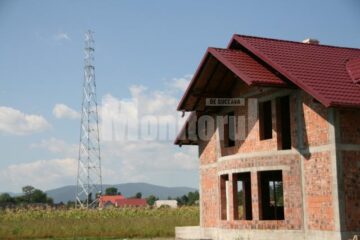 Turnul de 50 de metri e amplasat în apropierea caselor
