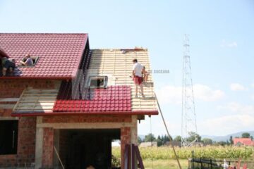 Turnul in apropierea caselor