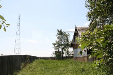 Turnul de 50 de metri e amplasat în apropierea caselor