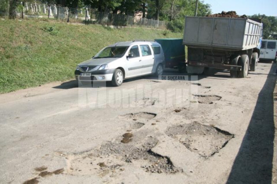 Drumul județean 208, pe porțiunea Fălticeni-Dolhești, cea mai proastă șosea din județ