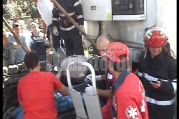 Șoferul a fost strivit de cabina tirului pe care încerca să-l repare
