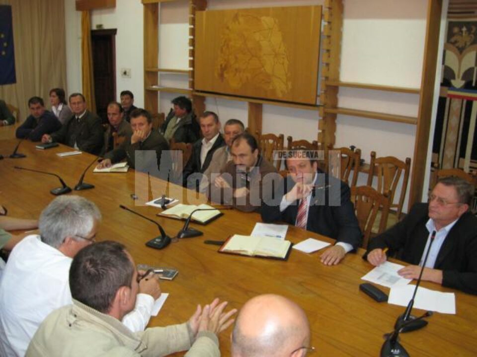 Întâlnirea dintre autoritățile județene, viceprimarul din Vatra Dornei, Mircea Rusu, și membrii Asociației Forestierilor