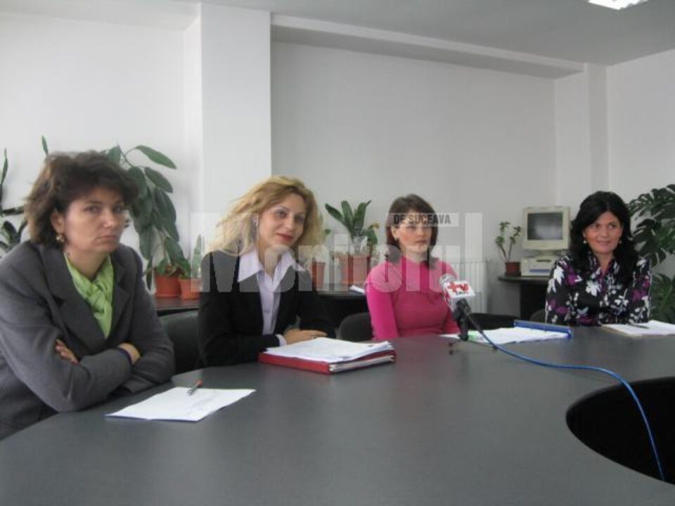 Funcționarii Casei de Pensii Suceava și AJOFM care au susținut conferința de presă