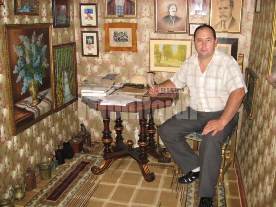 Vasile Chindriș în micul muzeu amenajat în antreul casei din Ilișești