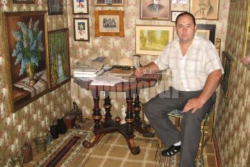 Vasile Chindriș în micul muzeu amenajat în antreul casei din Ilișești