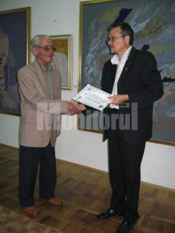 George Timu primind de la Mugur Andronic mențiunea pentru volumul Haizerii din Țara de Sus