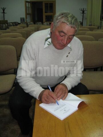 Dragoș Tochiță, acordând autografe
