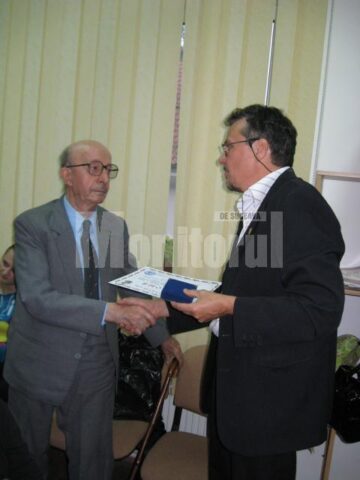 Eugen Dimitriu primind de la Mugur Andronic Crucea de Aur la secțiunea Literatură