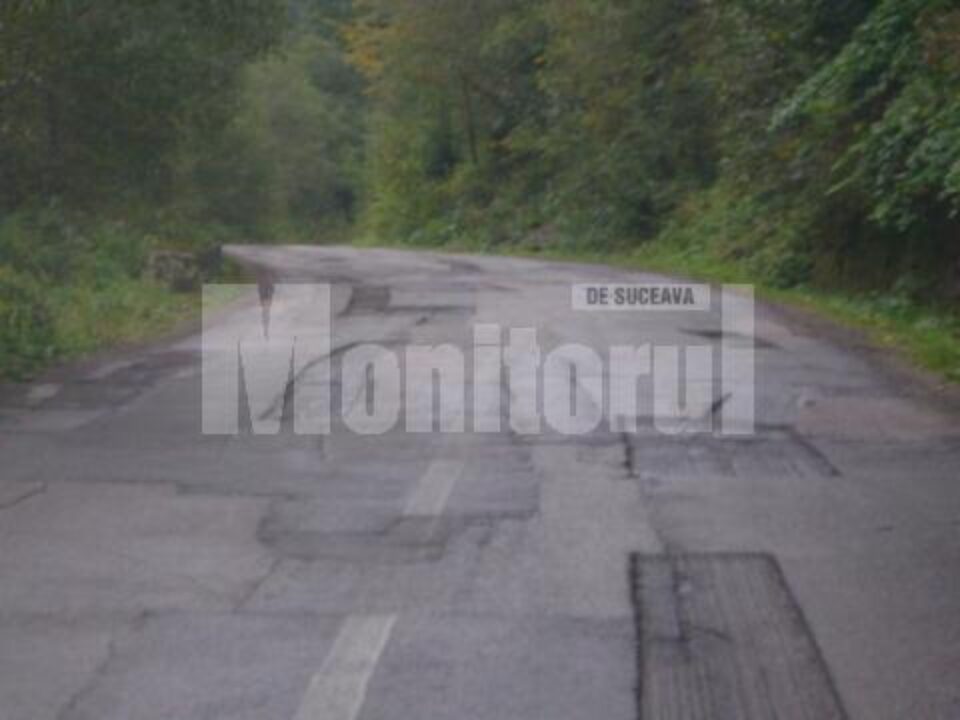 Pe 17B, care face legătura între Vatra Dornei și Broșteni, locul gropilor neuniforme a fost luat de gropi cu forme geometrice